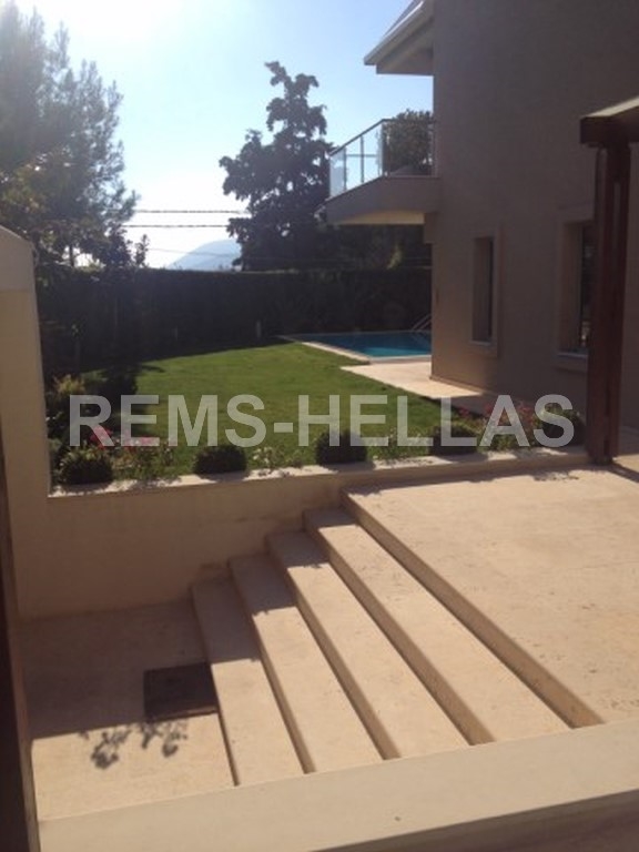 Excellent house with pool in Penteli 