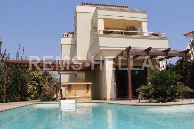 Excellent villa with swimming pool, 250 meters from the sea 